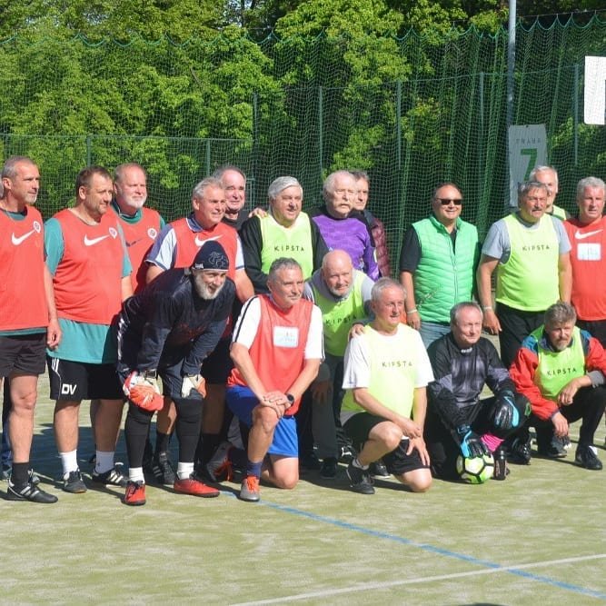 Už nějaký čas běží aktivita s názvem "Fotbal v chůzi", při níž se potkávají starší sportovci, aby si spolu zahráli fotbálek ve formátu 5+1, přičemž základním pravidlem je, že se při něm nesmí běhat, jen chodit, což jjistě i velká část zůčastněných přivítá s povděkem, přeci jen léta už běží a kondička není už taková jaká bývala. Tentokrát další část této opravdu hodně smysluplné aktivity proběhla na hřišti Gymnázia nad Štolou na Praze 7 a fotbálek si přišli zahrát např. Ivan Hašek, Karol Dobiaš či Antonín Panenka. Celou kompletní fotogalerii z této akce si můžete prohlédnout na našem webu spartaforever.cz ⚽???❤️ #acsparta #spartaforever #fotbalvchuzi